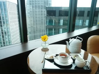 コンラッド東京 バー&ラウンジ「トゥエンティエイト」窓際席