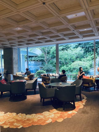 「東京プリンスホテル」ロビー「ティーサロン ピカケ」